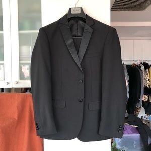 Slim fit tuxedo jacket/pant, satin lapel, covered buttons; 36R jacket 30R pant